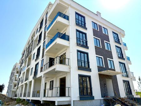 ▶ ▶akçay Körfez'den Ön Cephe Geniş Balkonlu 1+1 Satılık Daire