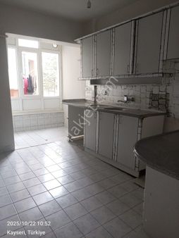 Elisa Gyo// Yavuz Selim Mahallesi 2+1 Ara Kat Kombili Boş Hemen Oturulur Daire