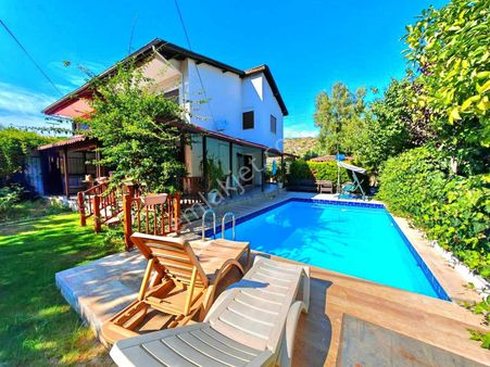 Özel Havuzlu ,plaja 200m. Avm Çok Yakın 4+1 Villa