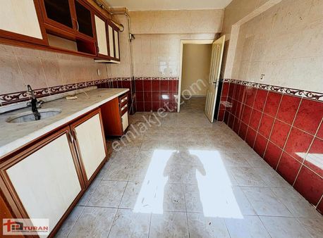 Estergon Caddesi Paraleli 2. Kat Konumunda Geniş M2li 3+1 Boş