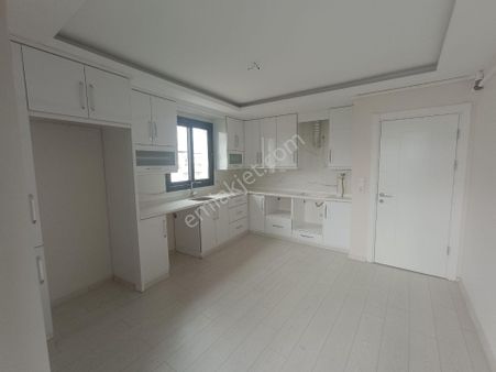 Menderes Caddesi Üzerinde Menderes Kiralık 3+1 Köşe Daire