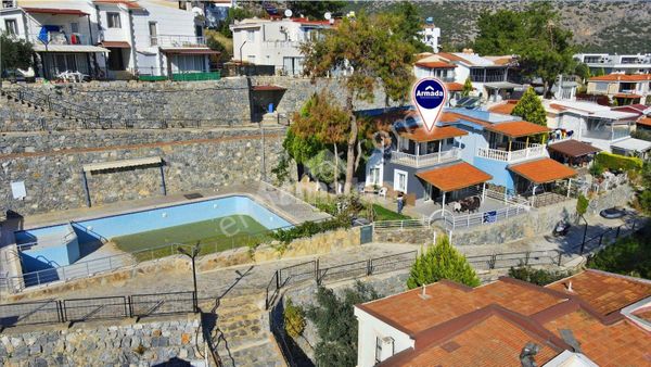 Kuşadası Değirmendere'de Havuzlu Site'de 3+1 Satılık Villa