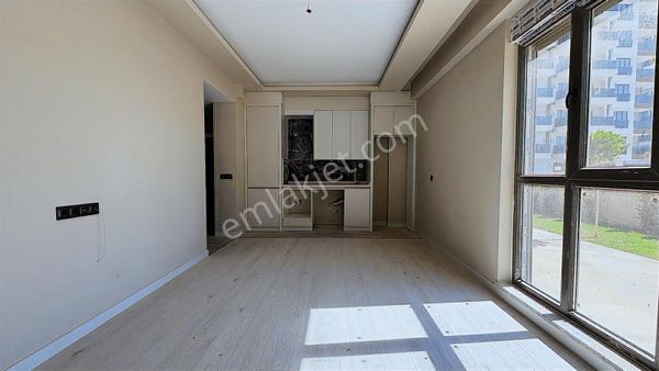 Altıntaşta Havuzlu Sitede 40lık Yola Yakın 1+1 Satılık Daire