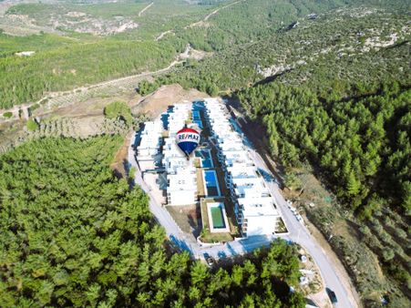 Kirazlı Yolu Üzeri Havuzlu Güvenlikli Sitede Satılık 1+1 Daire
