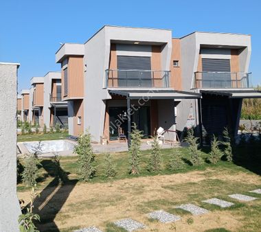 Kuşadası Aykuştur Pazarı Yanında, Özel Havuzlu 3+1 Yeni Villa