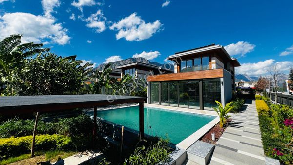 Kemer Merkezde Satılık Müstakil Villa