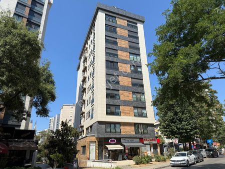 Suadiye'de Bağdat Cd Feride Geçidine Komşu Ebeveyn Banyolu 3+1