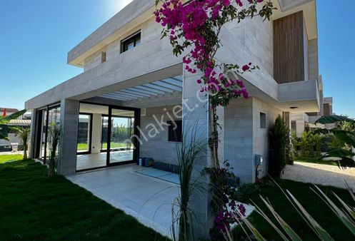 Kuşadası Karaova'da Müstakil Özel Havuzlu 5+1 Sıfır Villa