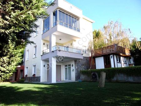 İstanbul Büyükçekmece De 6+2 Satılık Villa 701 M2 Arsalı