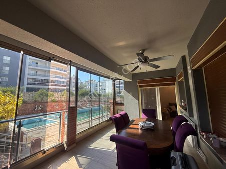 Kuşadası Ege Mahallesinde Elit Havuzlu Otoparklı Güvenlikli Sitede 2+1 90m2 Bakımlı