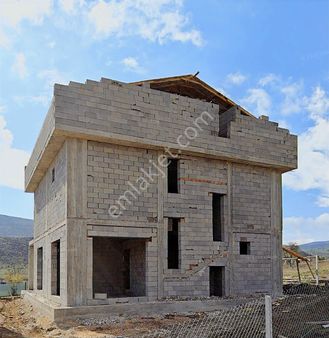 İmarlı Arsa Ve 300 M2 Betonarme Natamam 3 Katlı Villa