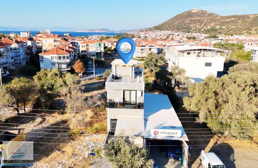 Yenifoça Cadde Üzerinde Dükkan Ve Meskenden Oluşan Satılık Bina