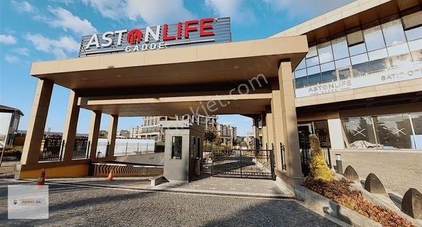 Bahçe Katı Remax Işık Ayrıcalığı İle Ana Cadde Üzeri 3+1 Harika