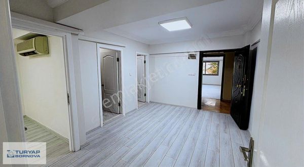 Bornova Merkez'de Öztürk İş Merkezi'nde Kiralık 2+1 Ofis