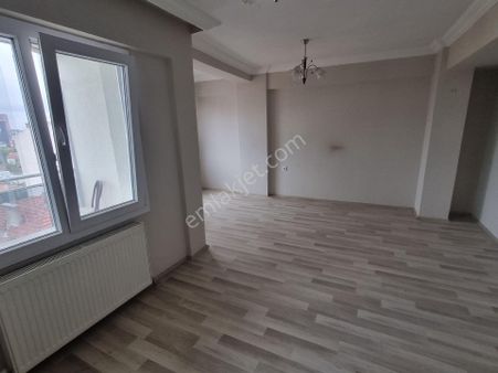 Uşak Merkez Kemalöz Mahallesinde Şeref Caddesinin Arkasına Bakan Daire