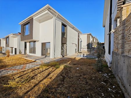 Evbuldan Kuyubaşında Satılık Lüks Havuzlu Villa(köye Bakan Cephe