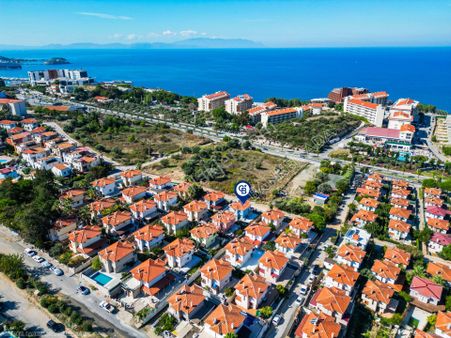 Kuşadası Rüya Villaları'nda Geniş Teraslı Satılık Villa!