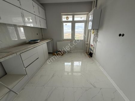 Basri Mahallesinde 3+1 Full Yapılı Satılık Daire