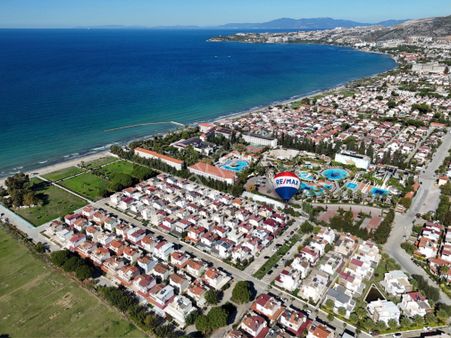 Kuşadası Karaova’da Denize Sıfır, Özel Plajlı, Köşebaşı Bahçeli Villa!
