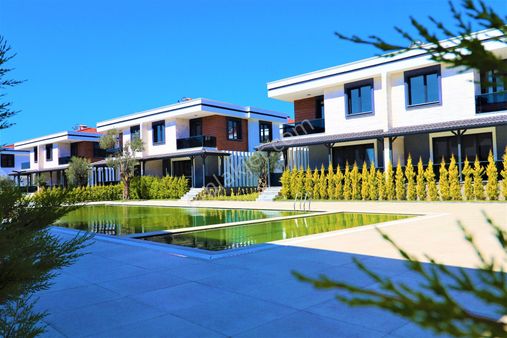 Güre Yolun Altında Satılık Havuzlu Sitede 3+1 Sıfır Villa