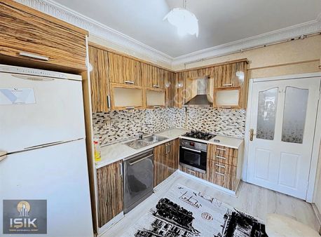 Işık Gayrimenkul'den Terminal Caddesinde Eşyalı Satılık Daire