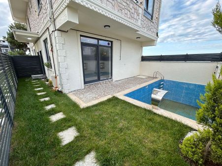 Kocaali Alandere Mahallesinde Deniz Manzaralı, Müstakil Bahçeli Ve Havuzlu 3 Katlı Tripleks Villa