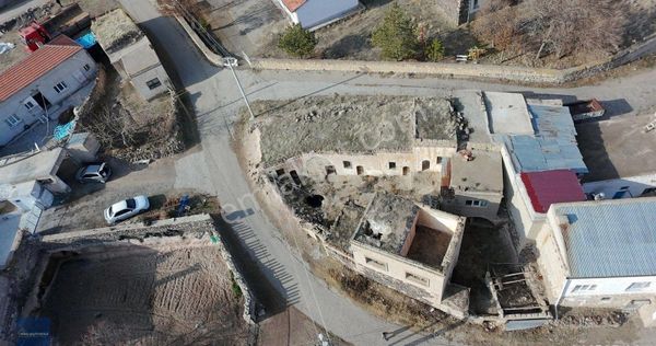 Ürgüp Karakaya Köy Merkezin'de 350 M2 Arsalı Eski Ev Ve Ahır