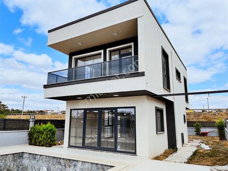 Deniz Tarafı Havuzlu Müstakil Villa En Avantajlı Fiyat Seçeneği