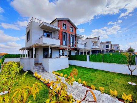 Yüksek Krediye Uygun 5+1 İskanlı Büyük Bahçeli Verandalı Teraslı