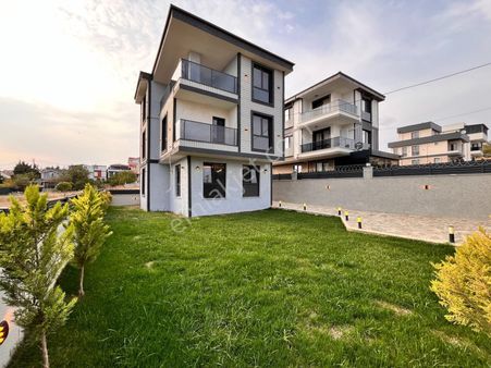 Plaja Özel Yürüme Yolu Olan Deniz Manzaralı Havuza Uygun Villa