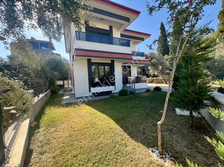 Akçay Aras Emlaktan Gürede Geniş Bahçeli 7+1 Müstakil Villa