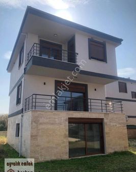 Altınova Sahilde Sıfır Tripleks Villa