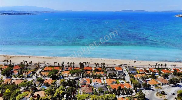 Çeşme Şantiye Plaj Evlerin'de 3. Sıra Satılık Villa 755m2 Arsalı