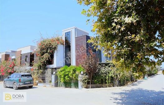 Urlada Denize 50 Metre Butik Site İçinde Müstakil Girişli Villa