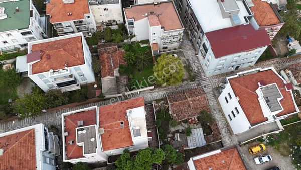 İzmir Menderes Merkezde Doğalgazlı 241 M2 3 Kat İmarlı Köşe Arsa