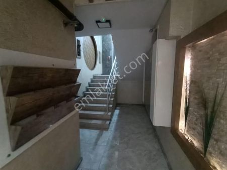 Cadde Üzeri Köşe Konumlu 2+1 Kapalı Mutfaklı Bakımlı Daire