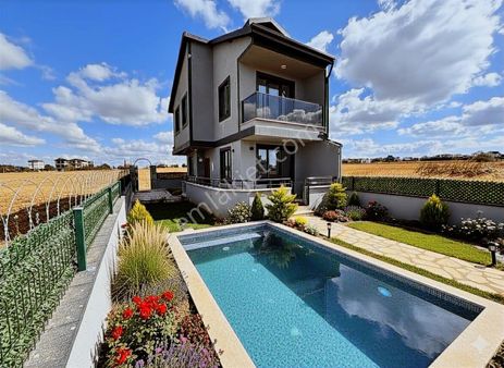 Havuza Uygun Geniş Bahçeli Lüks Satılık Villa