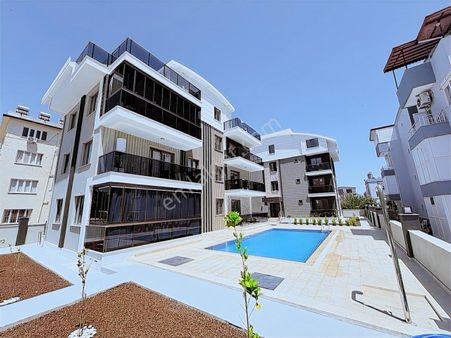 2+1 Sıfır Havuzlu Sitede