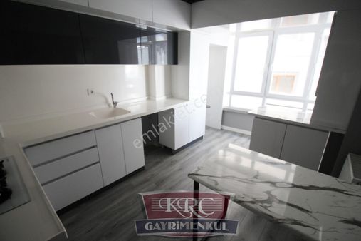 Krc'den Şahintepe Mahallesinde Anadolu Caddesi Üzerinde İçi Yeni Yapılı 3+1 Kiralık Daire