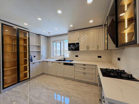 Turyap'tan Göztepe Oyuncak Müzesine Komşu Katta Tek 4+1 175m2