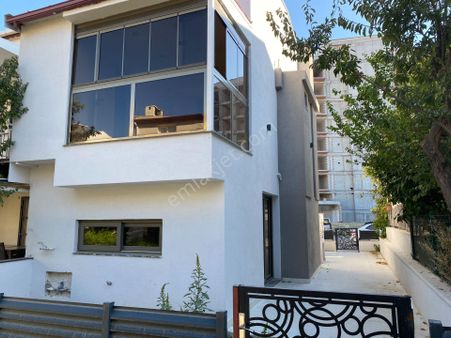 Kuşadası Kadınlar Denizinde 4+1 Trıpleks Satılık Villa