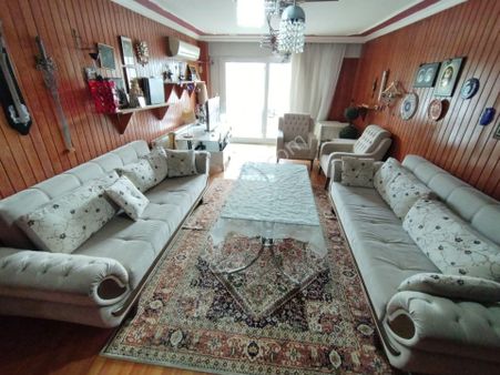 Karşıyaka Dedebaşında Cadde Üstü 3+1 Eşyalı Kiralık Daire