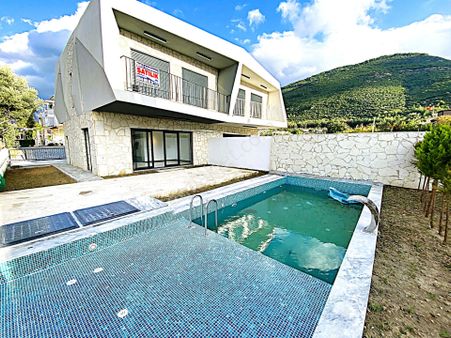 Kuşadası Güzelçamlı Bölgesinde Sıfır 3+1 Dubleks Özel Havuzlu Satılık Villa