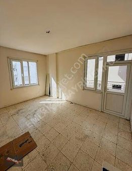 Emlak Z'den Sayaparka Yürüme Mesafesinde Ara Kat Kiralık Daire