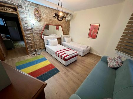 Beyoğlu Cihangir Firuzağada Kiralık Daire Full Eşyalı Yüksek Tavanlı 2+1