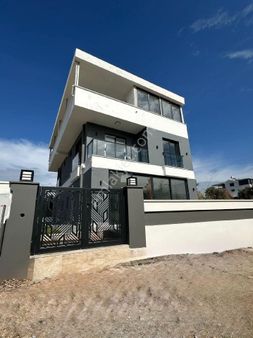 Didim Hisar Mahallesinde Satılık 3+1 Sıfır Yapılmış Bahçeli Muhteşem Villa Satıyoruz
