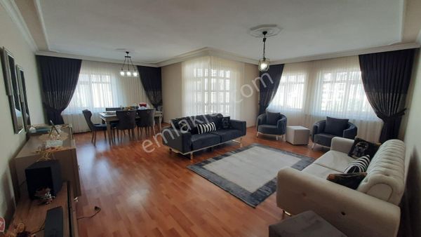 *nova* Cumhuriyet Mahallesinde 4+1 Satılık Daire