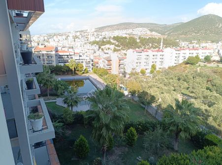 Kuşadası İkiçeşmelik Mah Site İçerisinde 3+1 Geniş Doğalgazlı Satılık Daire