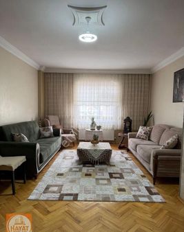 Hayat Emlaktan Karaman Merkez 30 Metrelik Yolda Geniş Kullanışlı Daire