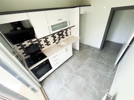 Edremit Kadıköy'de Aygülden 3yaşında Ayrı Mutfak Doğalgazlı Asansörlü Kaçmaz Fırsat 1+1satılık Daire